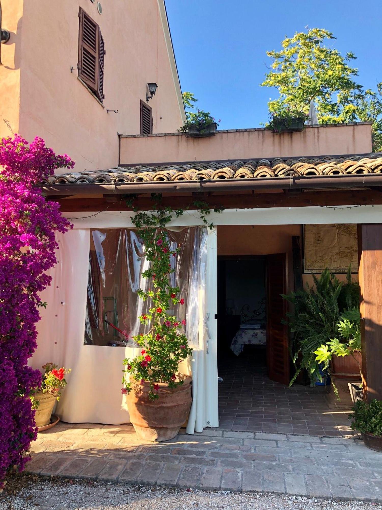 Appartamento Fronte Piscina Montemarciano Exteriör bild
